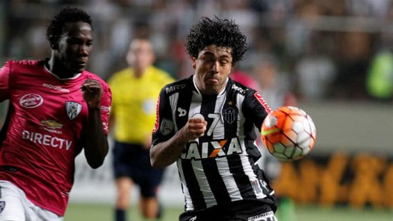El jugador de Atlético Mineiro de Brasil Luan (d) disputa el balón con Luis Caicedo (i) de Independiente Del Valle de Ecuador. Foto EFE