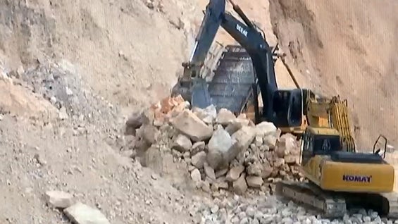 En el lugar se encontró maquinaria de excavación.