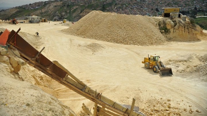 El incremento en la expedición de títulos para la explotación minera puede afectar en un futuro la disponibilidad de agua. AFP