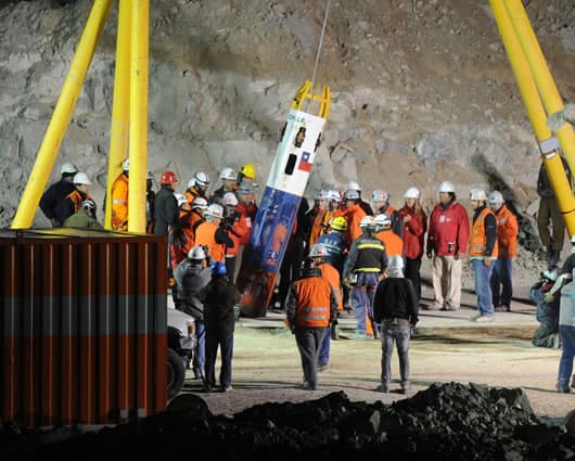 En una capsula fueron rescatados los 33 mineros atrapados por 70 días bajo tierra / AFP