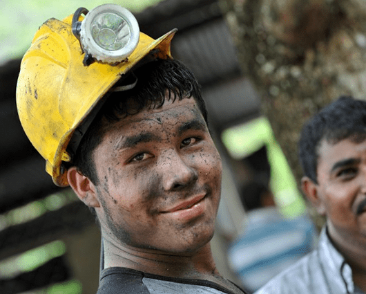 Inversiones en Colombia hacen prever el incremento de ofertas de empleo en el sector minero. Foto: AFP