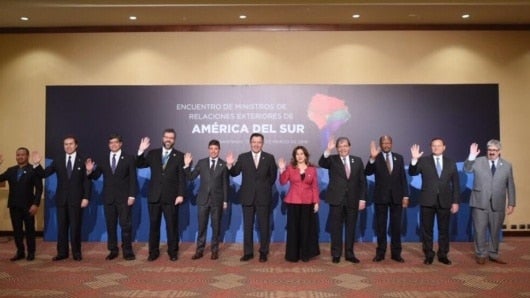 Los cancilleres permanecen en Chile.