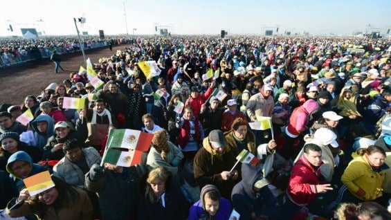 Feligreses esperan al papa en Ecatepec. Foto: AFP