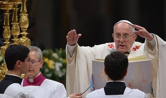 El papa Francisco durante la Vigilia Pascual. Foto: AFP