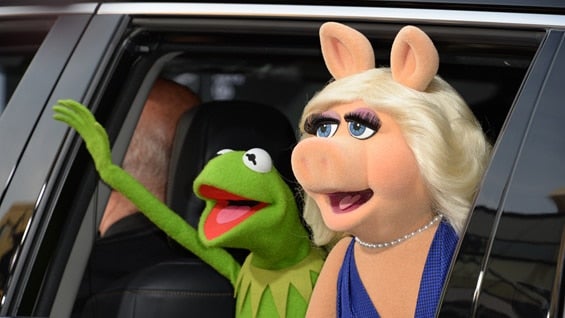 Miss Piggy y la rana René en el estreno de 'Muppets II: los más buscados'. Foto: AFP.