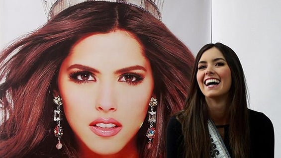 Paulina Vega visitó también los laboratorios de la empresa Jolie de Vogue. Foto: EFE.