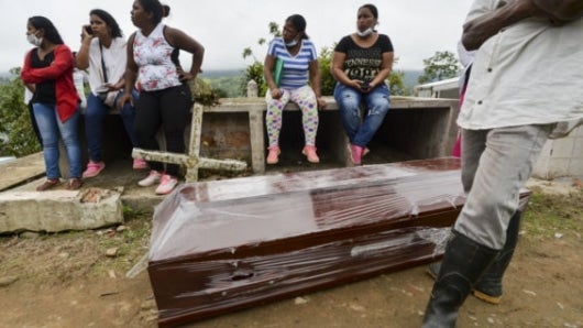 Uno de los fallecidos es enterrado por sus familiares. Foto: AFP