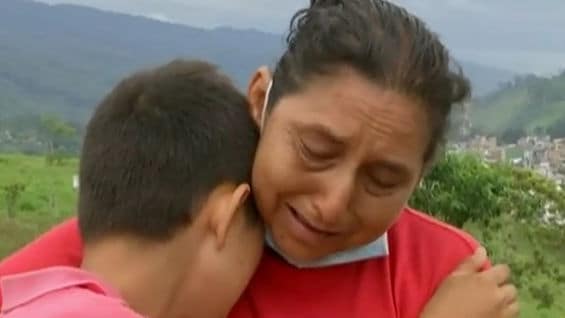 La mujer salvada por su hijo en Mocoa.
