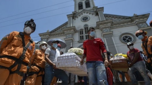 Sepelio colectivo en Mocoa. Foto: AFP