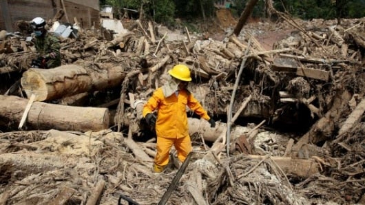 Miembros del Ejército y voluntarios ayudan a realizar labores de limpieza de escombros y recuperación de cuerpos. Foto: EFE.
