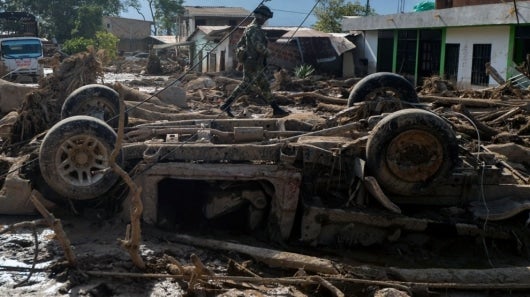 Un vehículo destruido por la avalancha. Foto: AFP