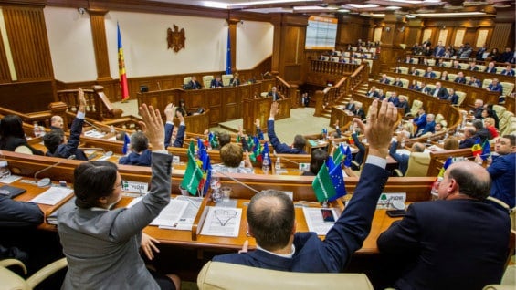 Parlamentarios votan en contra del primer ministro, Valeriu Strelets. Foto: EFE