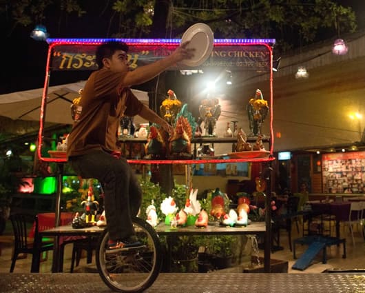 El mesero captura el pollo volador con un pincho y lo lleva a la mesa en un monociclo. Foto: AFP