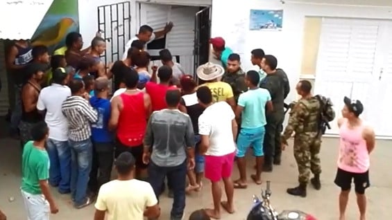 La comunidad enfurecida asesinó al soldado.