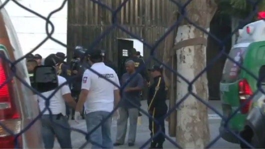 Miembros del Inpec y personal médico hacen presencia en la entrada de la cárcel El Bosque de Barranquilla ante motín de reclusos. Foto: NoticiasRCN.com