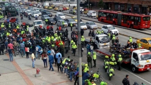 Protesta de motociclistas contra la restricción del patrullero.