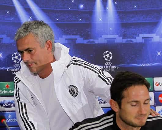 José Mourinho abandonó la comparecencia ante medios visiblemente enojado. Foto: AFP