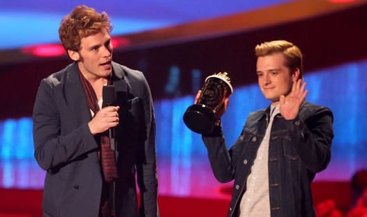 Josh Hutcherson recibe su galardón por mejor actor en Los Juegos del hambre.