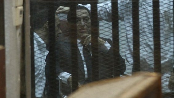 El expresidente egipcio Hosni Mubarak durante audiencia en su juicio. Foto: AFP