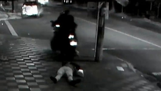 La mujer fue robada y golpeada.