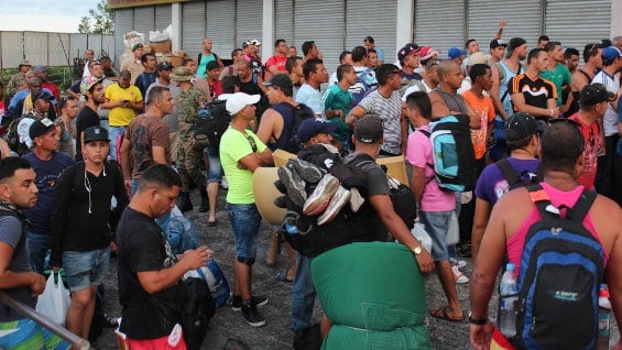 Cerca de 1.000 emigrantes cubanos en tránsito hacia EE.UU. que están varados en Panamá. Foto: EFE.