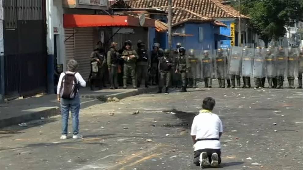 FOTO: Mujer se arrodilla ante la Guardia venezolana. NoticiasRCN.com