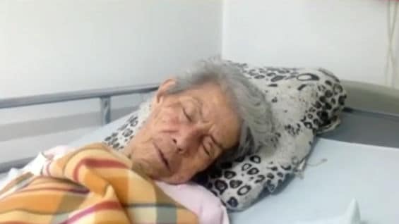 La mujer necesita una cirugía.