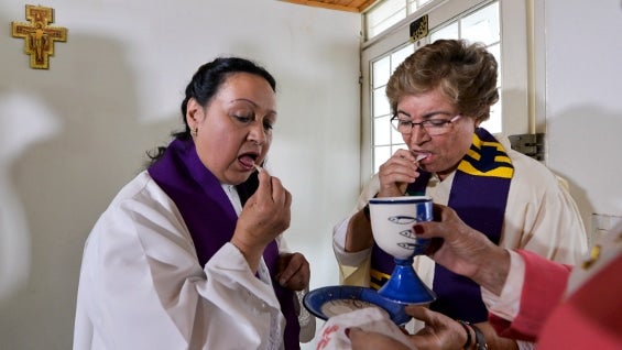 Para el Vaticano las ordenaciones femeninas no sólo no tienen validez, sino que por la propia simulación del sacramento implican la excomunión de estas mujeres. Foto: AFP