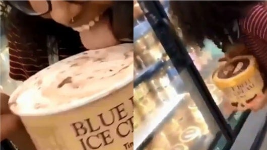 FOTO: Mujer lame un helado y lo regresa a la nevera en un supermercado