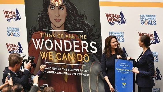 Las actrices de Lynda Carter y Gal Gadot durante la ceremonia en la ONU. Foto: AFP.