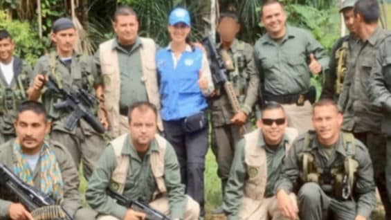La fotografía en la que la mujer posa con guerrilleros.