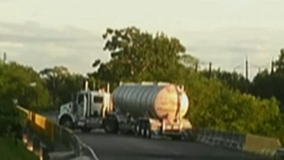 Tractomula atravesada por el ELN en una vía.