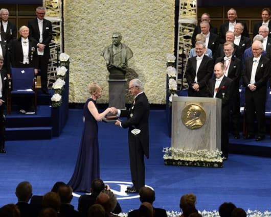 Jenny Munro recogió el premio a nombre de su madre. Foto: AFP