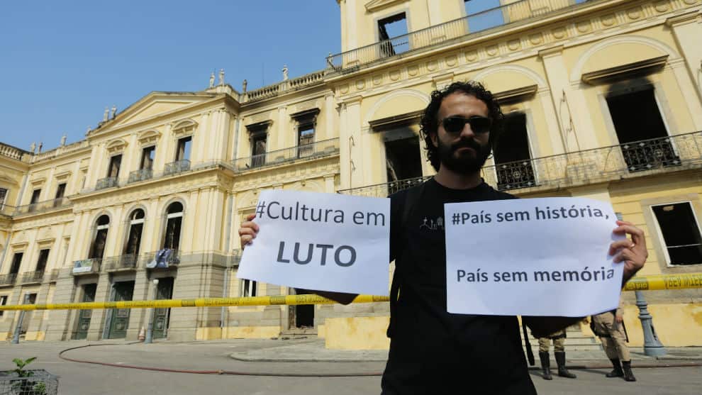 Las autoridades investigan las causas de la conflagración. Foto: EFE/Antonio Lacerda