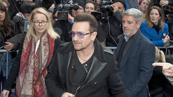 Bono volvió a participar en la realización de este sencillo. Foto: EFE.