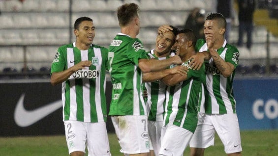 Jugadores 'verdolagas' celebran uno de los goles anotados. Foto: EFE.