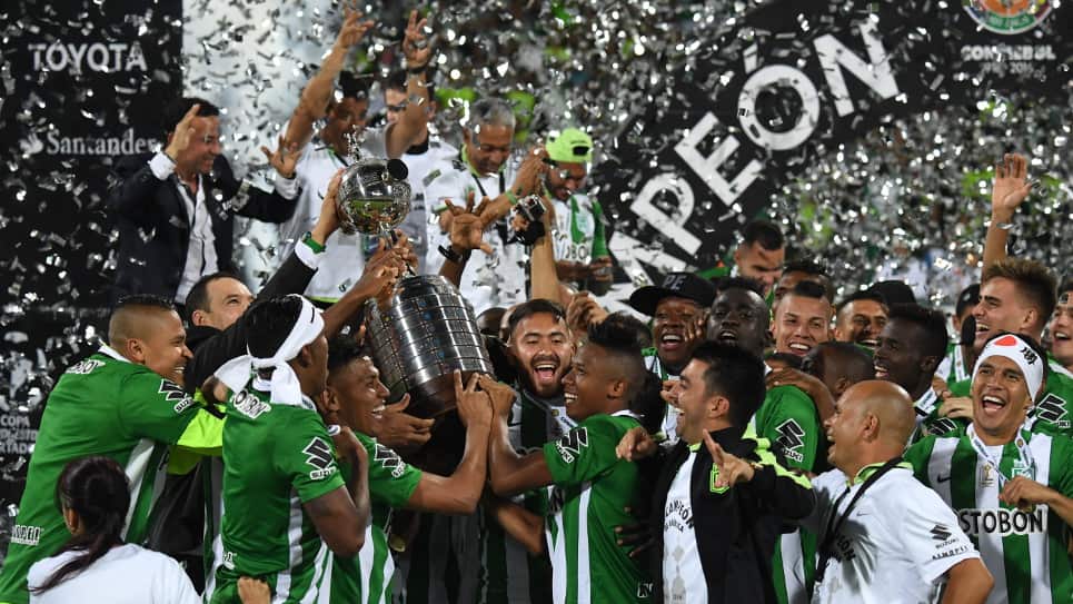 Jugadores de Atlético Nacional celebrando con la Copa. Foto: AFP.