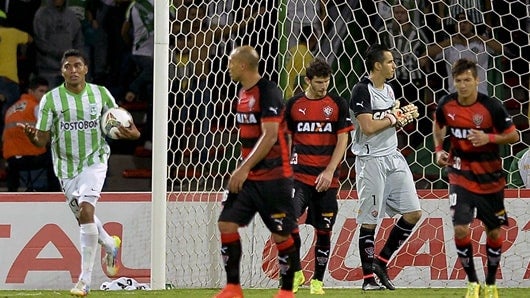 El equipo colombiano tendrá que buscar la victoria como visitante para clasificar. Foto: AFP