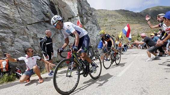 Nairo Quintana confirmó su podio en la carrera más importante del mundo, tras un impresionante ataque en el mítico Alpe D'Huez. Foto: EFE.