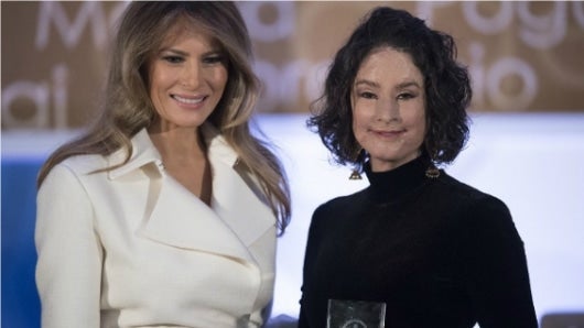 La primera dama de Estados Unidos, Melania Trump, y la colombiana Natalia Ponce de León. Foto: AFP.