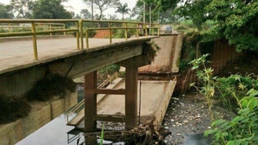 El puente que comunicaba a Navarro y El Hormiguero. Foto: @RiesgoCali