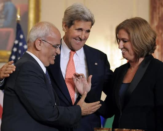 El secretario de Estado de EE.UU., John Kerry; la ministra de Justicia y jefa negociadora israelí, Tzipi Livni y el negociador de Palestina Saeb Erekat. Foto: EFE