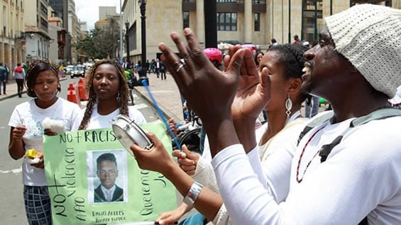 Un grupo de afrocolombianos se concentraron este jueves en la Plaza de Bolívar. Foto: EFE