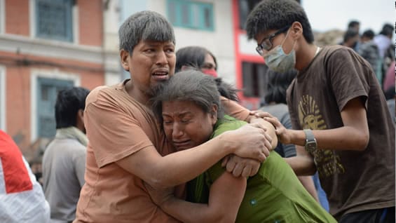Voluntarios y personal de la agencia de la Cruz Roja en Nepal ayudan a buscar eventuales sobrevivientes. Foto: AFP.