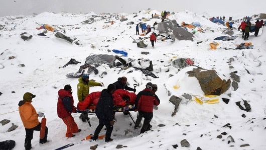"Hacia las seis de la mañana oímos helicópteros y supimos que íbamos a salir del peligro", dijo un sobreviviente. Foto: AFP.