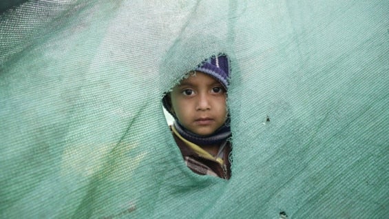 Niña en un refugio temporal en Kathmandu. Foto: EFE