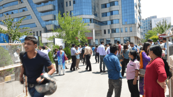 La gente permanece en la calle por miedo a una nueva replica. Foto. AFP