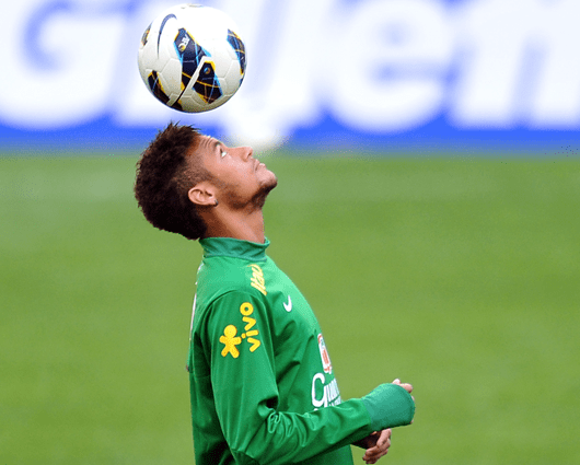 Neymar, pese a haber recibido un golpe en un entrenamiento, jugó todo el partido. Foto: AFP