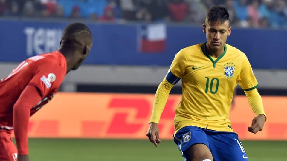 Neymar durante el partido ante Perú. Foto AFP