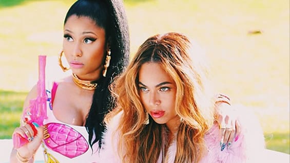 En el video las cantantes actúan como las mejores amigas.
